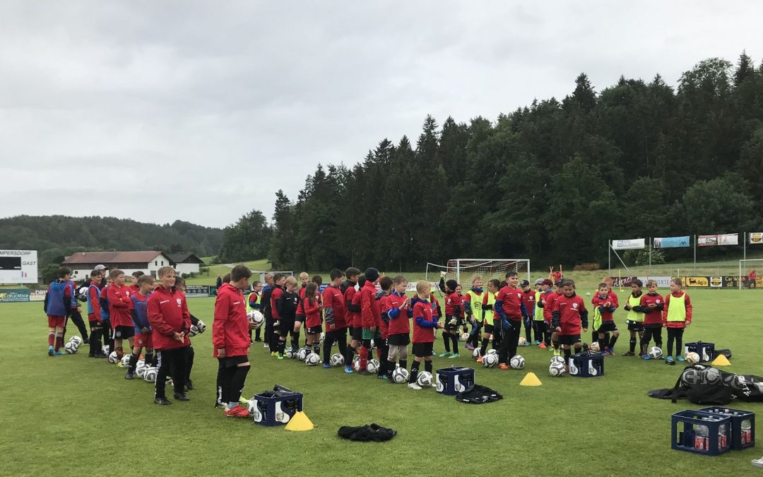 Begeisterte Kids beim Fußballcamp in Gumpersdorf